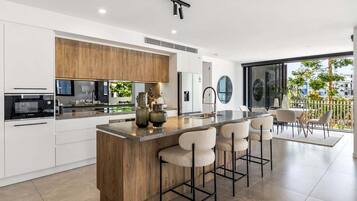 Réfrigérateur, micro-ondes, four, plaque de cuisson