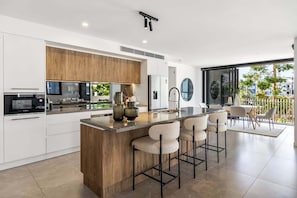 Refrigerador, microondas, horno y parrilla de estufa