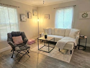 Smart TV, books - Cute 'n' Cozy, Pet Friendly Cottage! (Crestview)