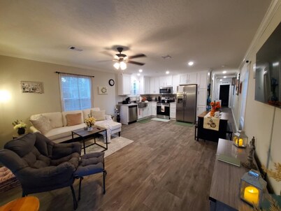 Cute 'n' Cozy, Pet Friendly Cottage!