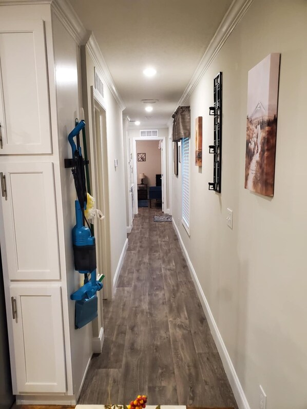 Interior - Cute 'n' Cozy, Pet Friendly Cottage! (Crestview)
