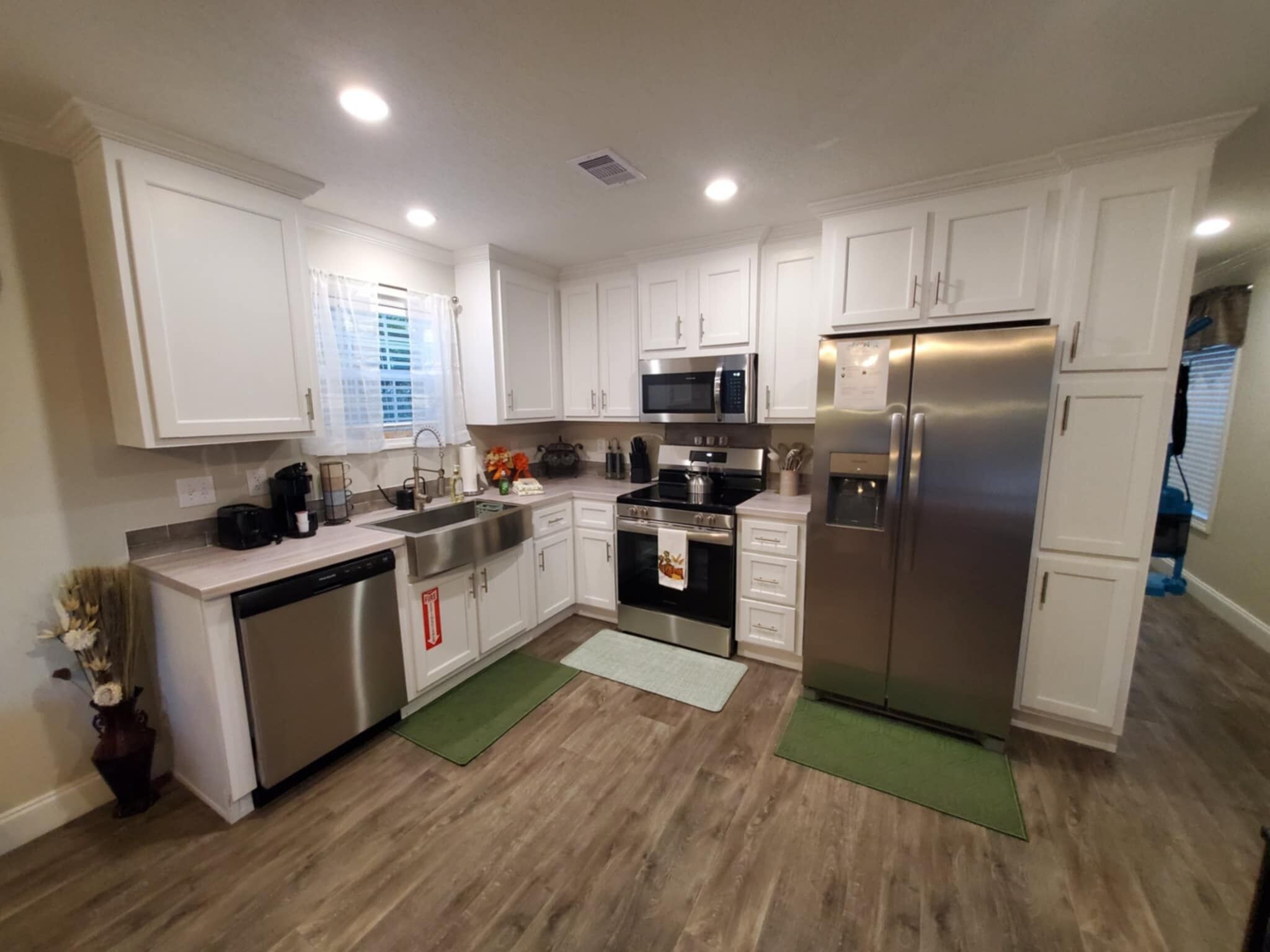 Réfrigérateur, four à micro-ondes, un four, surface de cuisson