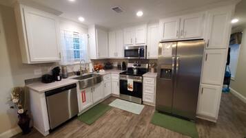 Réfrigérateur, four à micro-ondes, un four, surface de cuisson