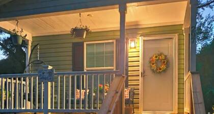 Cute, Cozy Crestview Cottage!