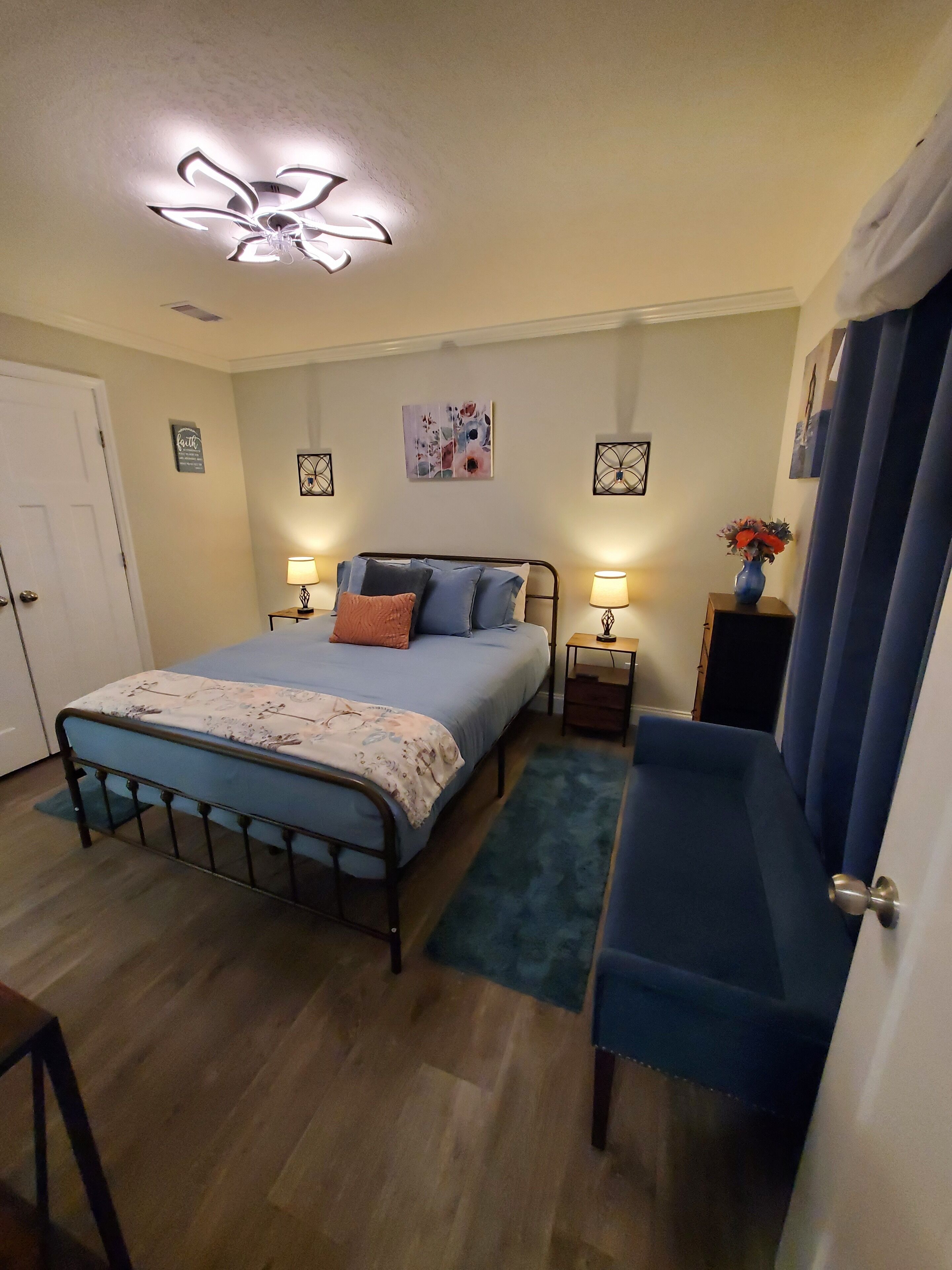 2 dormitorios, tabla de planchar con plancha, wifi gratis y ropa de cama