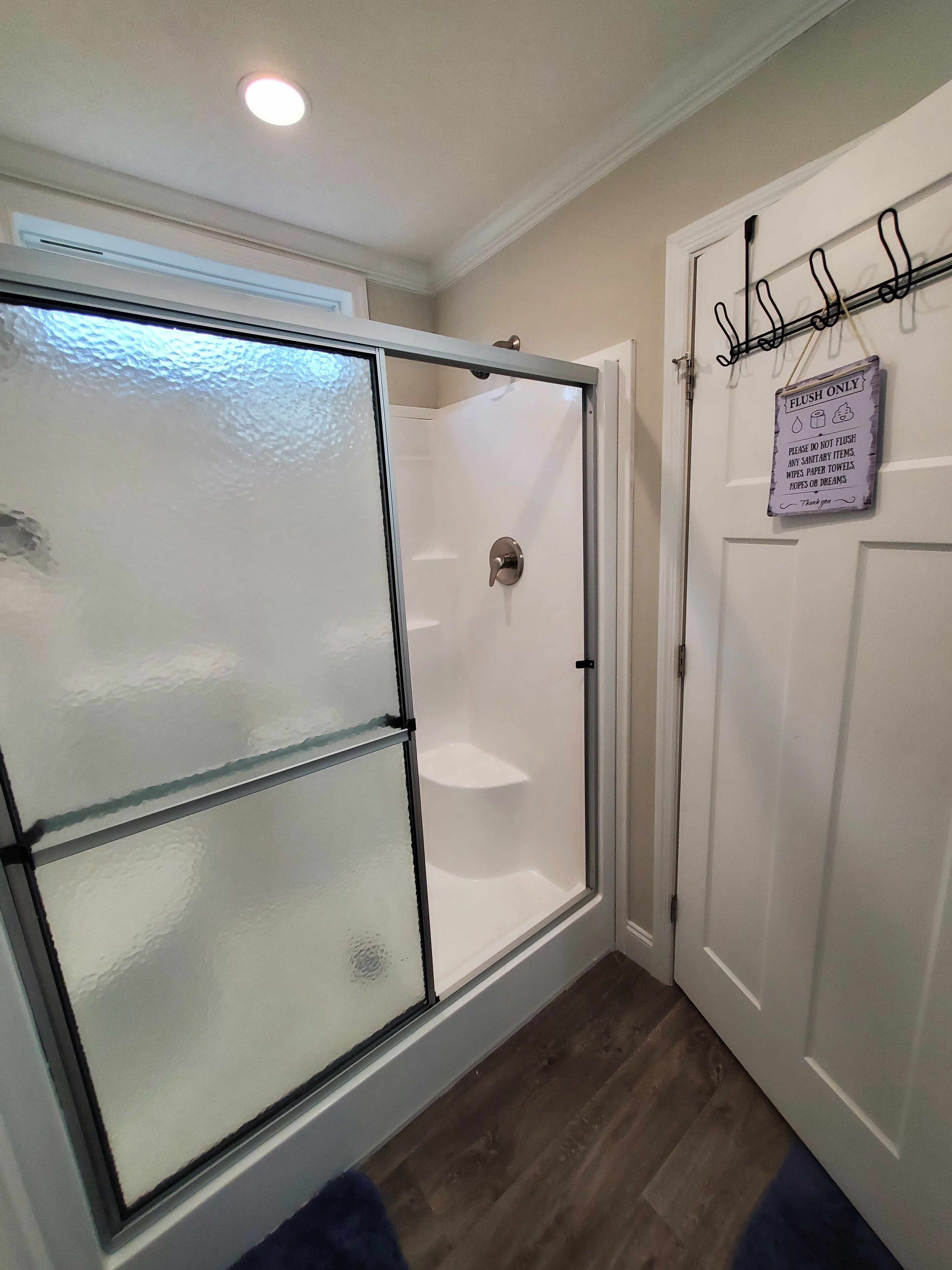 Dusj, hårføner, håndklær og toalettpapir