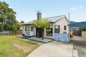 Exterior - Modern 3BR Family Home Near Hobart CBD with Free Parking (Warrane)