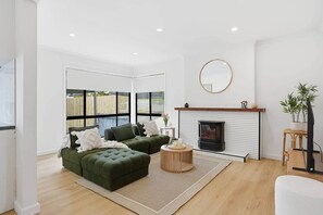 TV - 3BR Family Home | Warrane Near Hobart (Warrane)