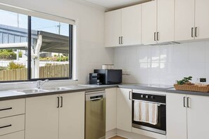 Fridge, microwave, oven, stovetop - 3BR Family Home | Warrane Near Hobart (Warrane)