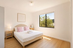 Room - Modern 3BR Family Home Near Hobart CBD with Free Parking (Warrane)