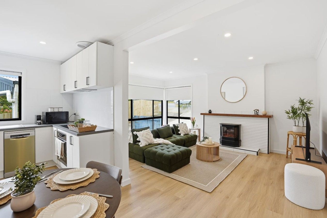 Un interior moderno con cocina, comedor y sala de estar.