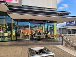 Outdoor dining - Modern 3BR Family Home Near Hobart CBD with Free Parking (Warrane)