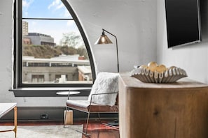 TV - Modern, Hip Penthouse Loft - Parking Included (Knoxville)