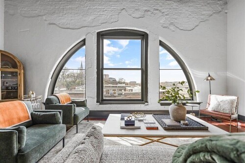 Modern, Hip Penthouse Loft - Parking Included