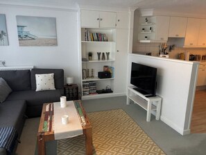 TV - Lymington Haven: Cozy 1-Bedroom Coastal Retreat (Hampshire)