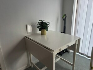 Interior - Lymington Haven: Cozy 1-Bedroom Coastal Retreat (Hampshire)