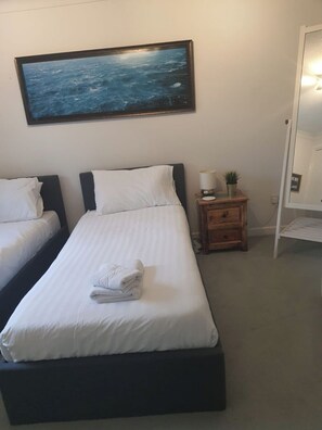 1 bedroom, WiFi, bed sheets - Lymington Haven: Cozy 1-Bedroom Coastal Retreat (Hampshire)