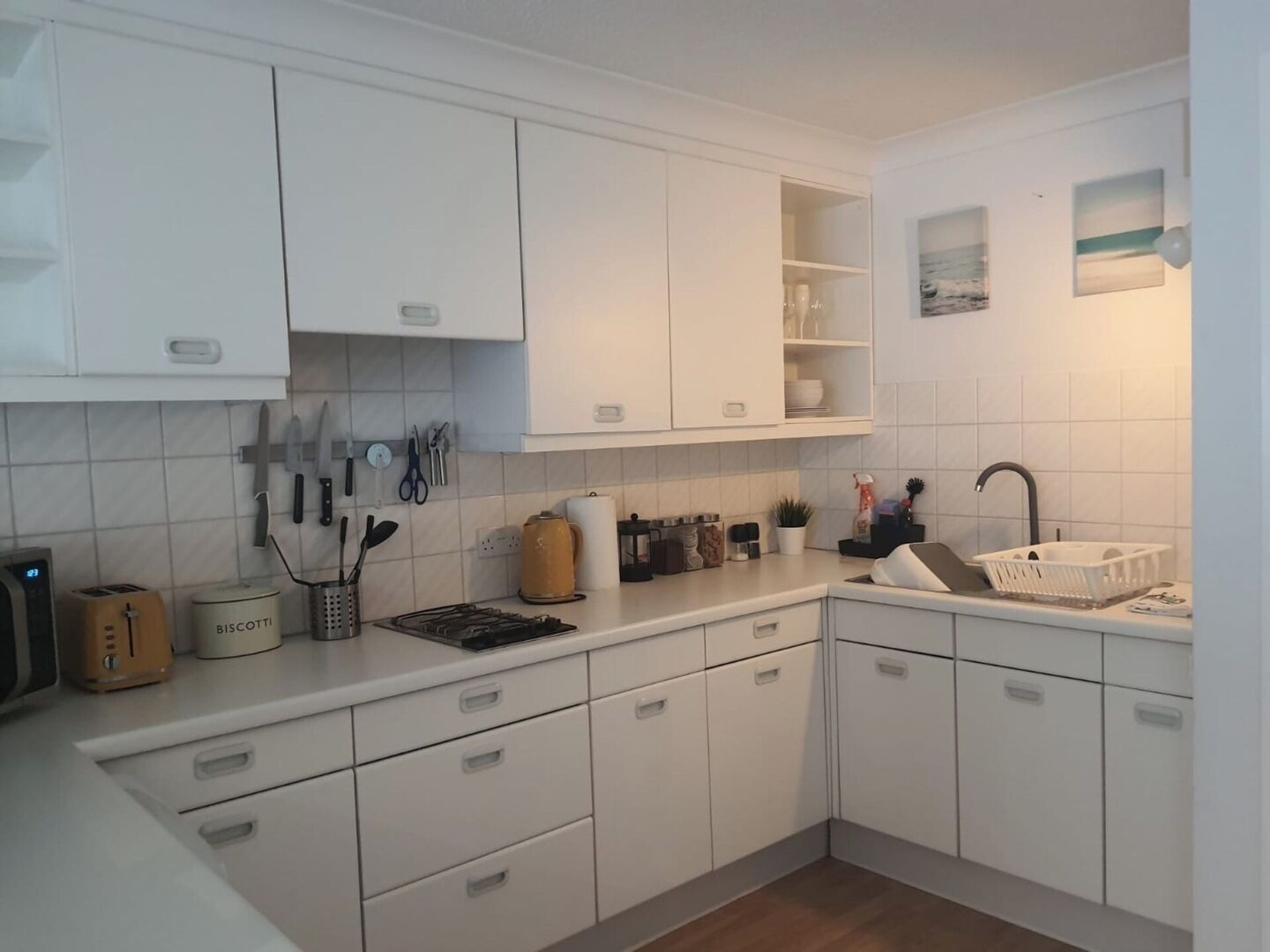 ثلاجة، ميكروويف، موقد طهي مسطح، غسالة أطباق