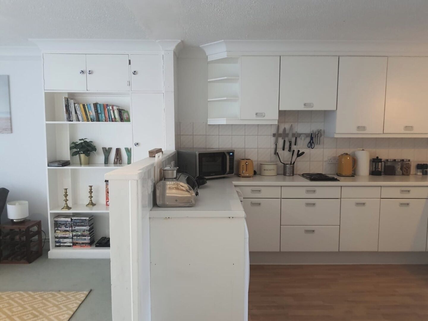 Geladeira, micro-ondas, cooktop, lava-louças