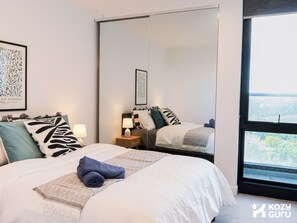 Tabla de planchar con plancha, wifi y ropa de cama 