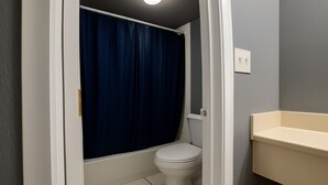 Une salle de bain avec une baignoire, des toilettes et un lavabo.
