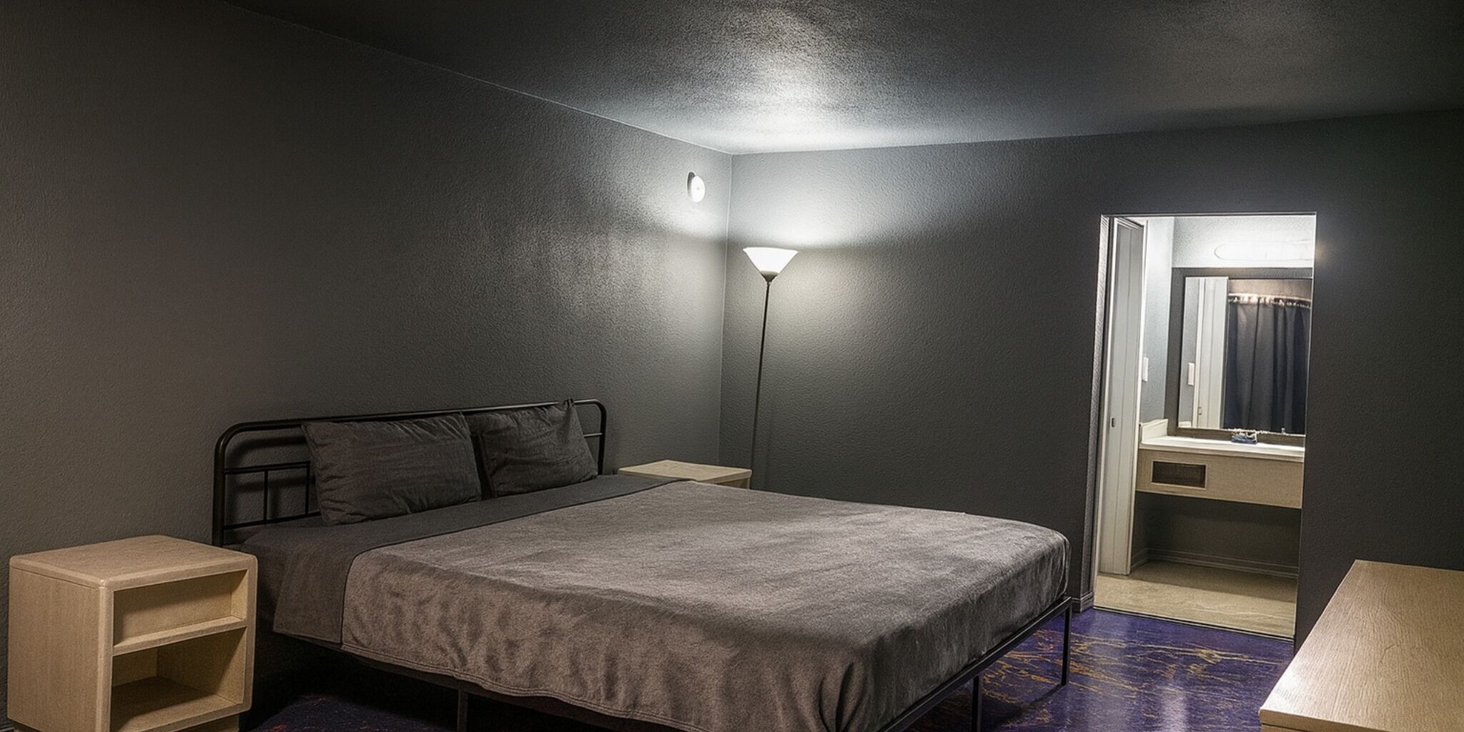 Tabla de planchar con plancha, wifi gratis y ropa de cama 