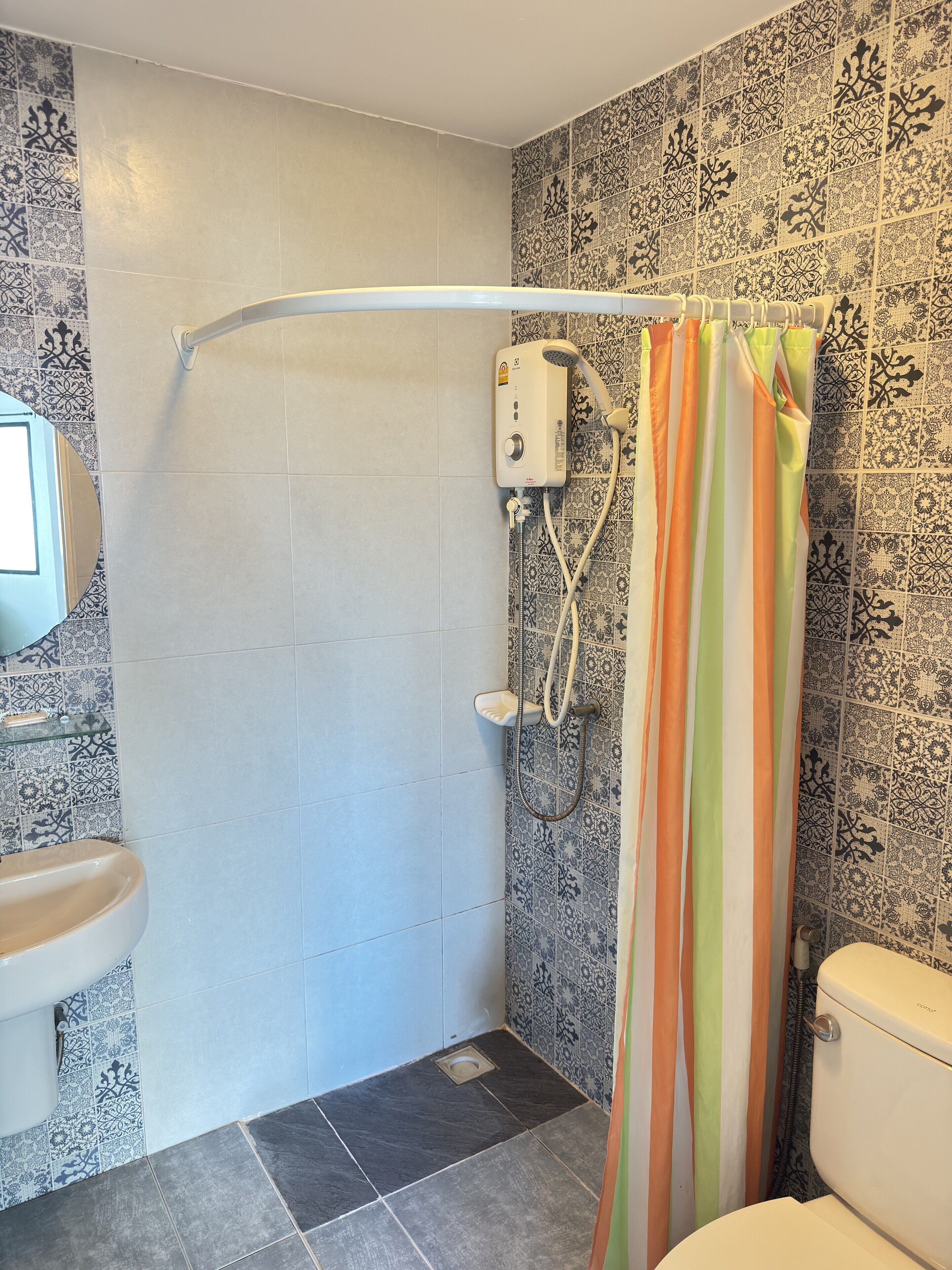 Chambre Double | Salle de bain | Douche, serviettes fournies, savon, shampoing