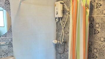 Chambre Double | Salle de bain | Douche, serviettes fournies, savon, shampoing