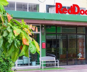 Vista frontal de la propiedad