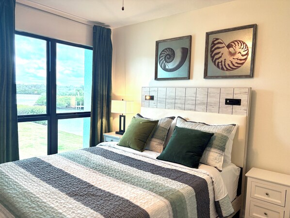 3 bedrooms, WiFi, bed sheets -
Beautiful Waterfront Condo, 3 bedroom 2 bath, 8 min walk to the beach (Indian Rocks Beach)