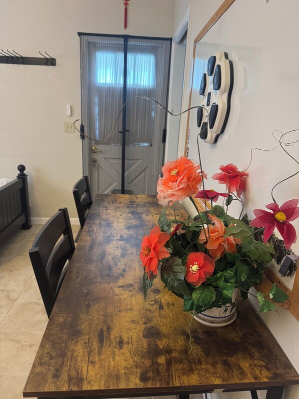 Dining - Private First-Floor Guest Suite: 2 BR• 1Bath•Full-Kitchen in Peaceful Tracy (Tracy)