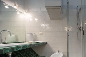 A bathroom with a sink, mirror, and shower. - Pitti Luxury Terrace (Florence)