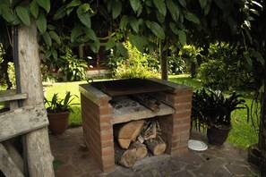 Terrace/patio - Colonial-Styled Hotel Villa in Ataco at 1,200 AMSL - 12 Rooms & Cabins available (Concepción de Ataco)