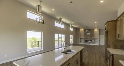 Modern Riverfront Escape, Crofton, NE – Upper Level Suite