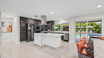 Een koelkast, een microgolfoven, een oven, een kookplaat