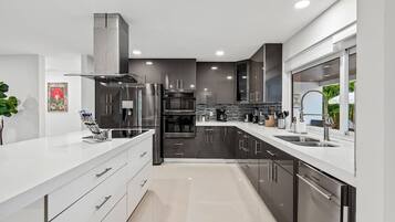 Een koelkast, een microgolfoven, een oven, een kookplaat