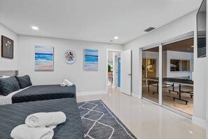 6 عدّة غرف نوم ومكواة/لوح كي وسرير سفر وواي فاي