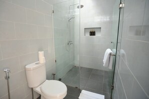 Standard Villa, Pool View | Bilik Mandi | Pancuran mandi, pengering rambut, tuala disediakan, sabun 