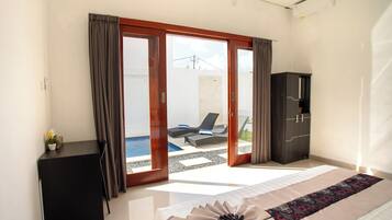 Villa estándar, vista a la alberca | Tabla de planchar con plancha, wifi gratis y ropa de cama