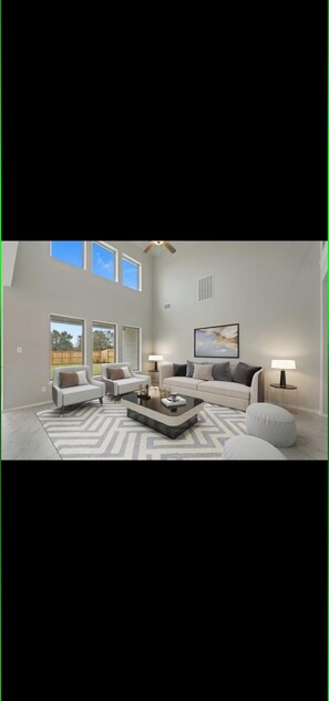 TV - Spacious 4-Bedroom Home in Richmond,Bright Interiors, and a Relaxing Atmosphere. (Richmond)