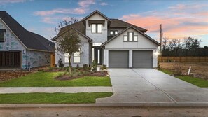 Exterior - Spacious 4-Bedroom Home in Richmond,Bright Interiors, and a Relaxing Atmosphere. (Richmond)