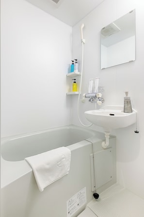 Standard Double Room | Bathroom amenities | Combined shower/tub, free toiletries, hair dryer, slippers - HOTEL THE POINT Kyoto Station South (Higashikujo Higashisannocho, Minamiku)