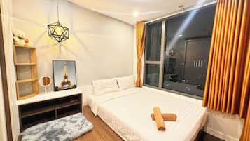 Apartamento de lujo, 2 habitaciones, no fumadores, vistas a la ciudad | Escritorio, cortinas opacas, tabla de planchar con plancha y wifi gratis