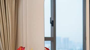 Apartamento Deluxe, 3 habitaciones, no fumadores, vistas a la ciudad | Escritorio, cortinas opacas, tabla de planchar con plancha y wifi gratis