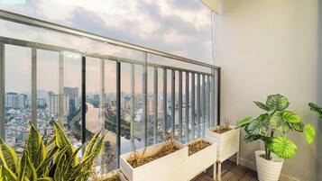 Escritorio, cortinas blackout y tabla de planchar con plancha