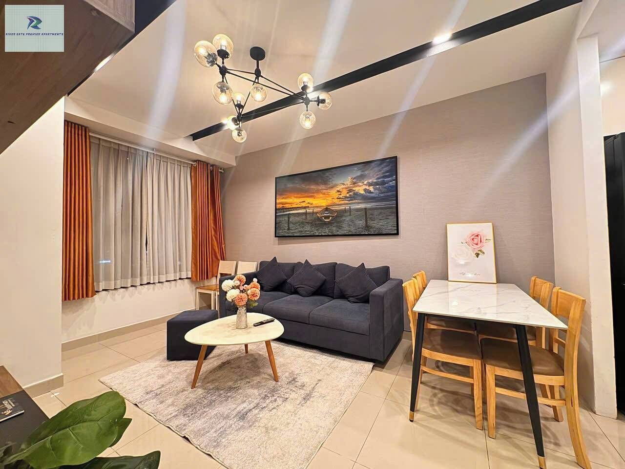 ลักซ์ชัวรี่อพาร์ทเมนท์, 2 ห้องนอน, ปลอดบุหรี่, วิวเมือง | บริเวณนั่งเล่น | ทีวีจอแบน 24 นิ้ว พร้อมช่องดิจิตอล