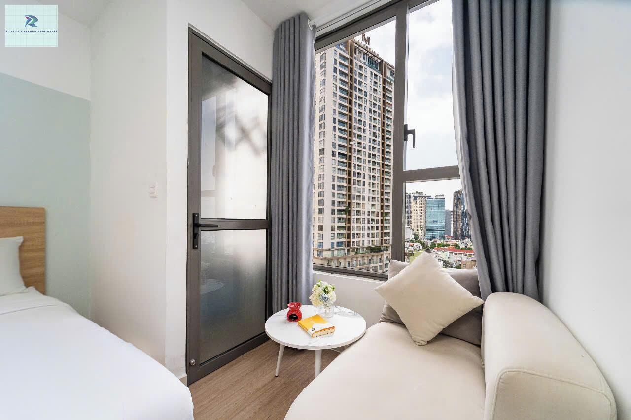 Classic Room, 1 King Bed, Non Smoking, City View | Living area | 24-inch flat-screen TV with digital channels