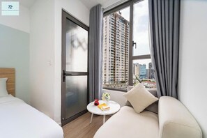 ห้องคลาสสิก, เตียงคิงไซส์ 1 เตียง, ปลอดบุหรี่, วิวเมือง | บริเว ณนั่งเล่น | ทีวีจอแบน 24 นิ้ว พร้อมช่องดิจิตอล