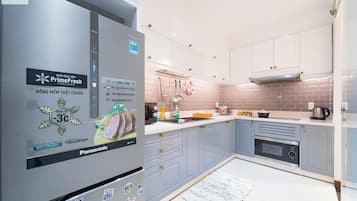 Apartamento Deluxe, 3 habitaciones, no fumadores, vistas a la ciudad | Cocina privada | Frigorífico, placa de cocina, arrocera y utensilios de cocina