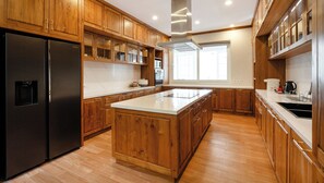 Fridge, microwave, stovetop, blender - The Pala Ubud - Villa Sanghyang by Elite Havens (Tampak Siring)